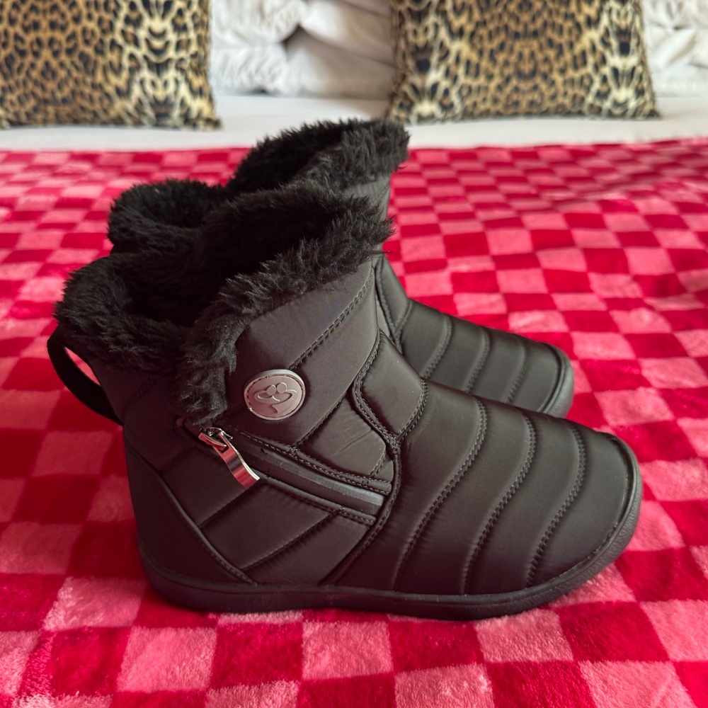 Women's Black Faux Fur-Lined Snow Boots
